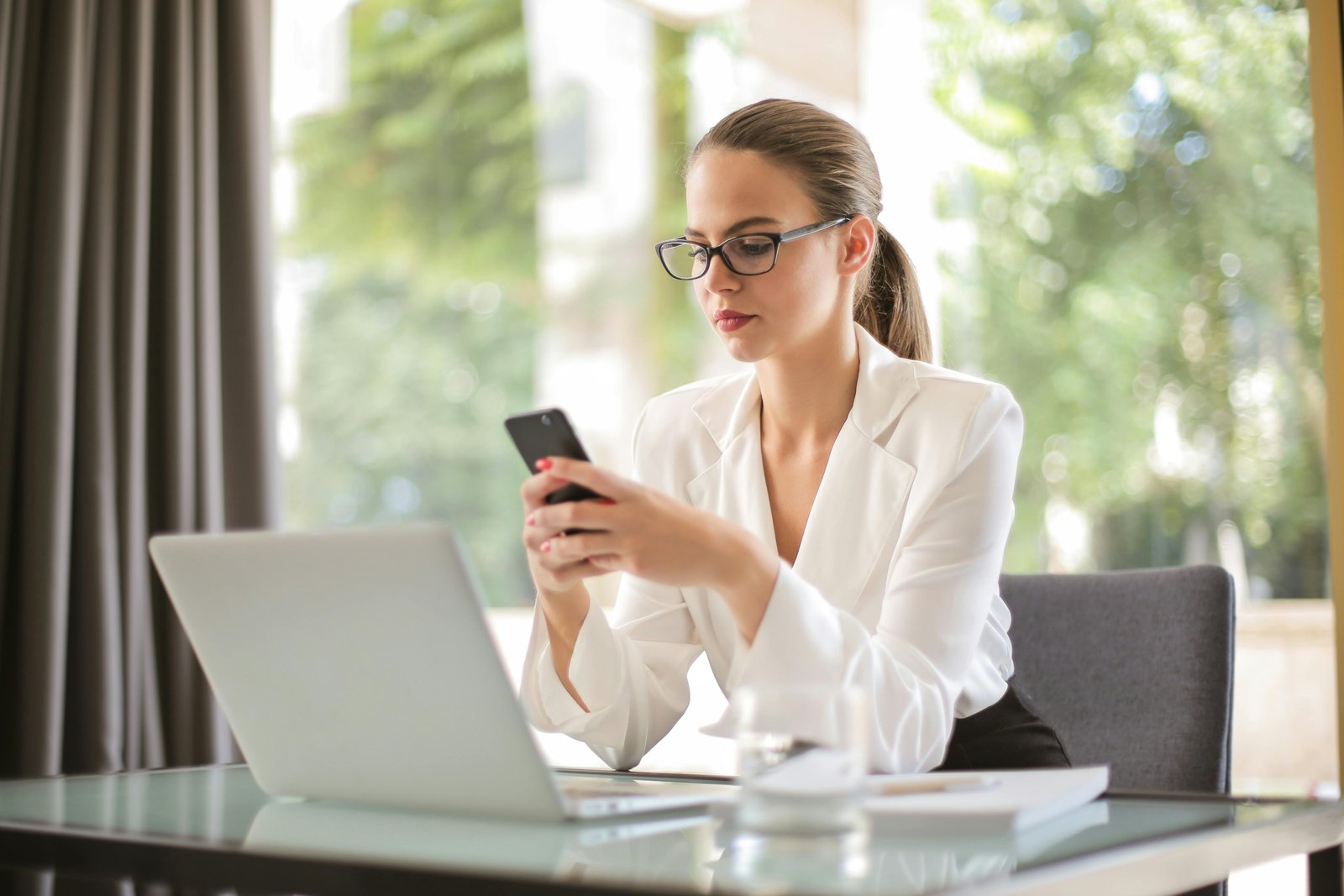 Woman texts on her phone | Source: Pexels